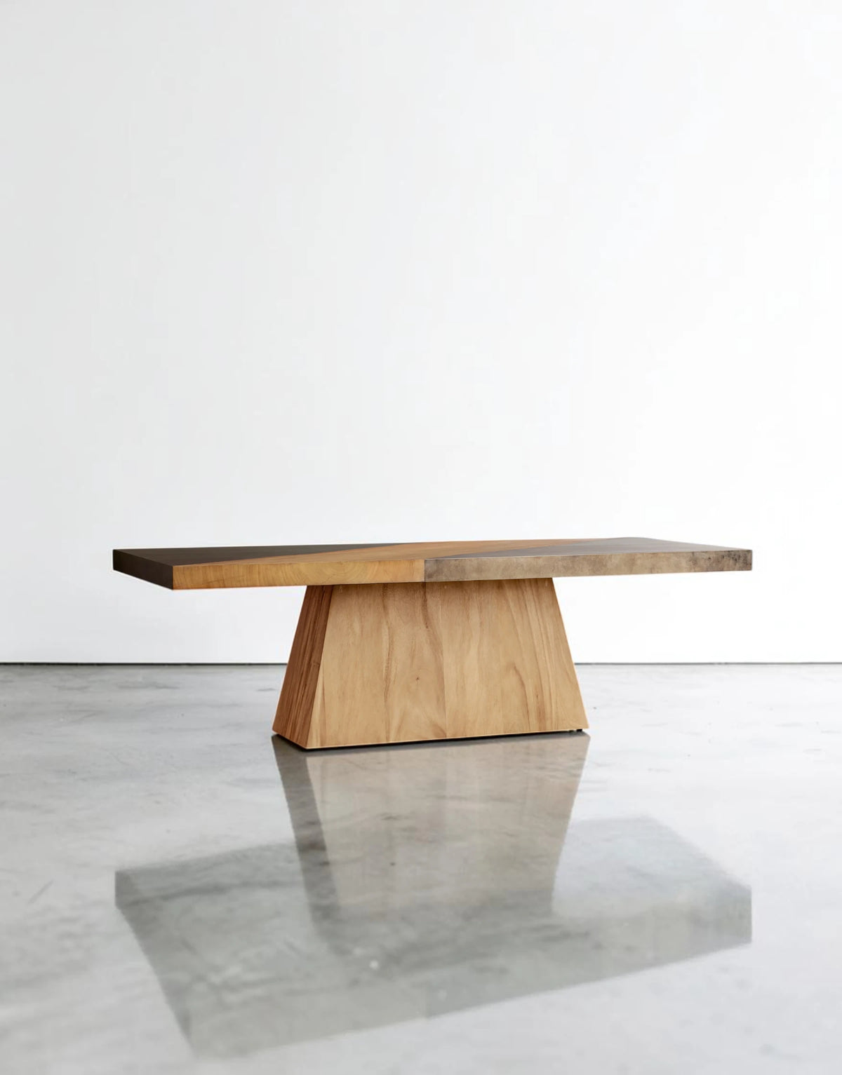 Aureavon Dining Table