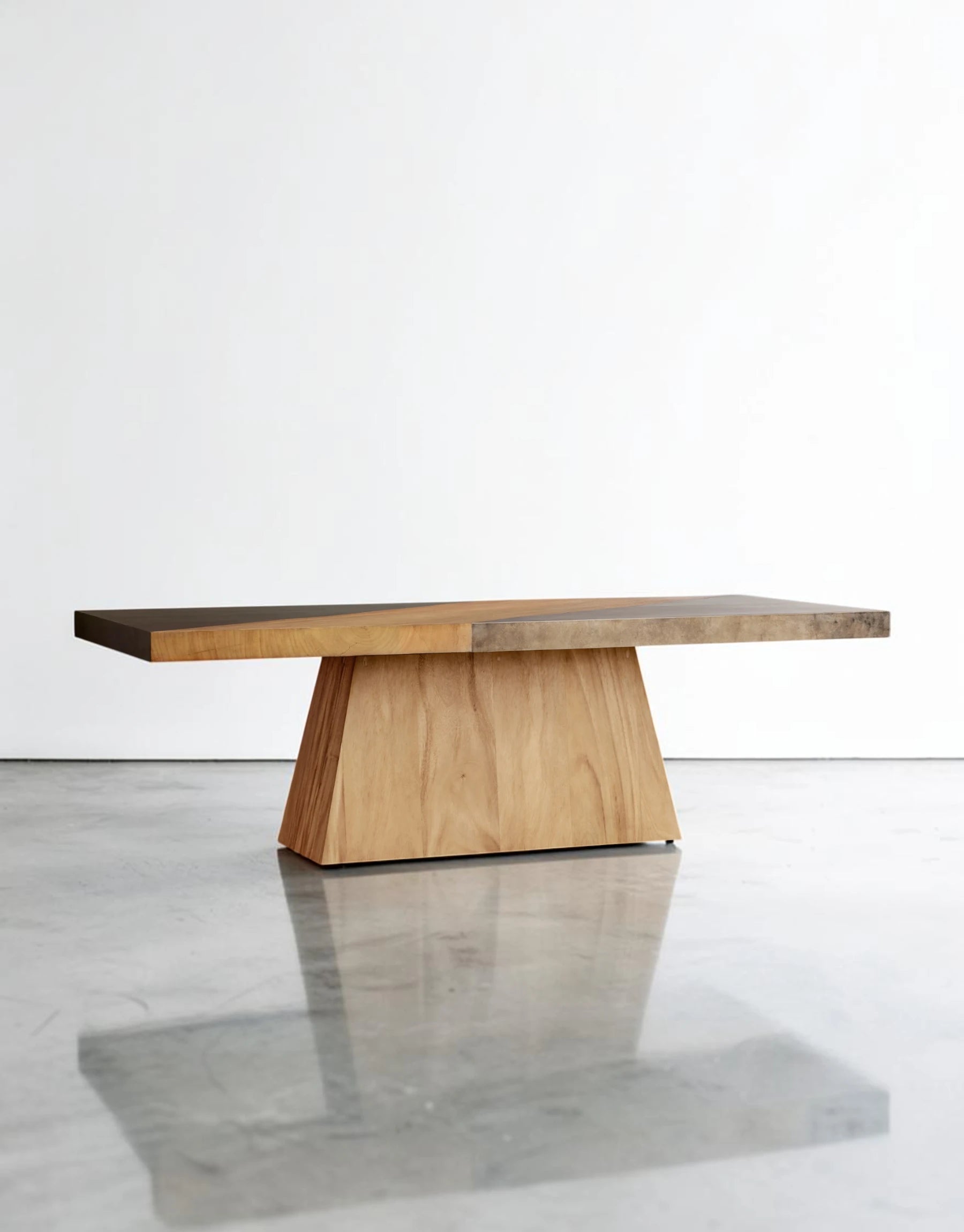 Aureavon Dining Table