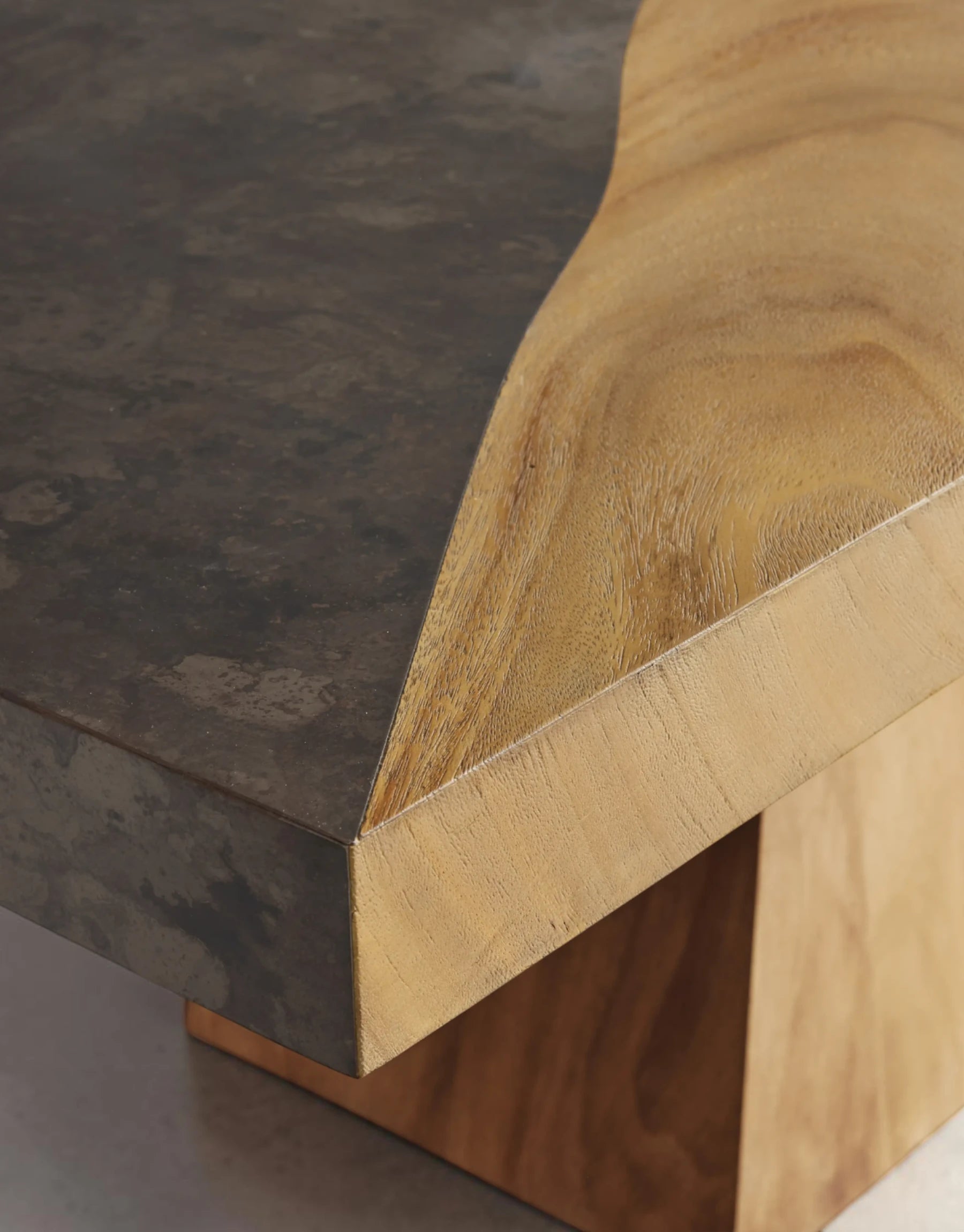 Aureavon Dining Table